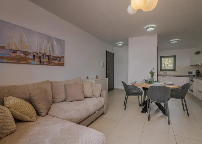 Apartments Navis Near The Sea