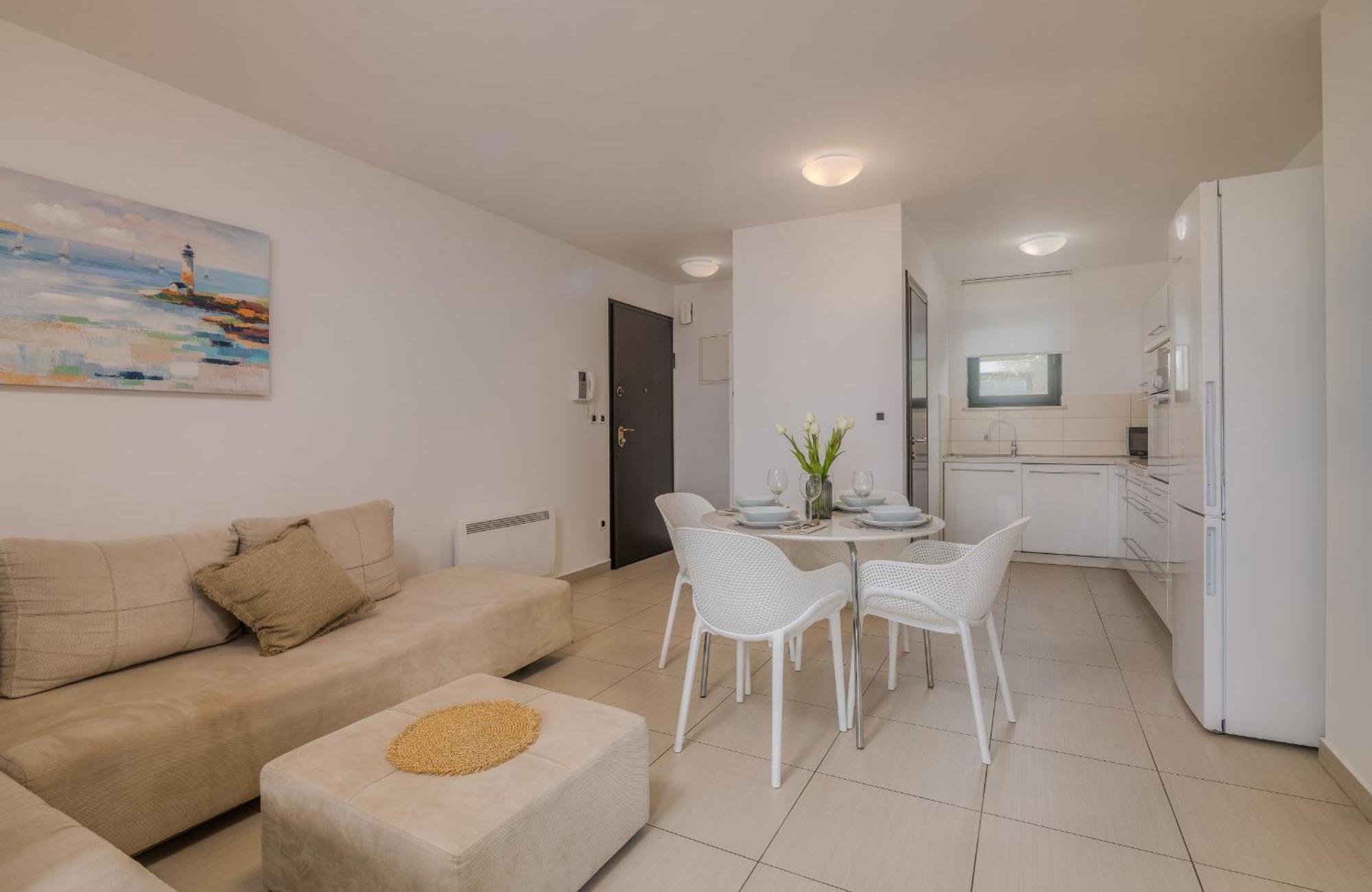 Apartment Navis Near The Sea Vantacici