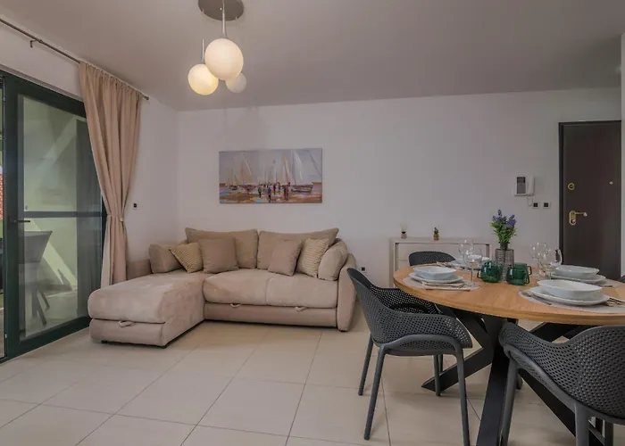 Apartments Navis Near The Sea